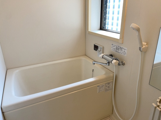 バス・シャワールーム　落ち着いた空間のお風呂です