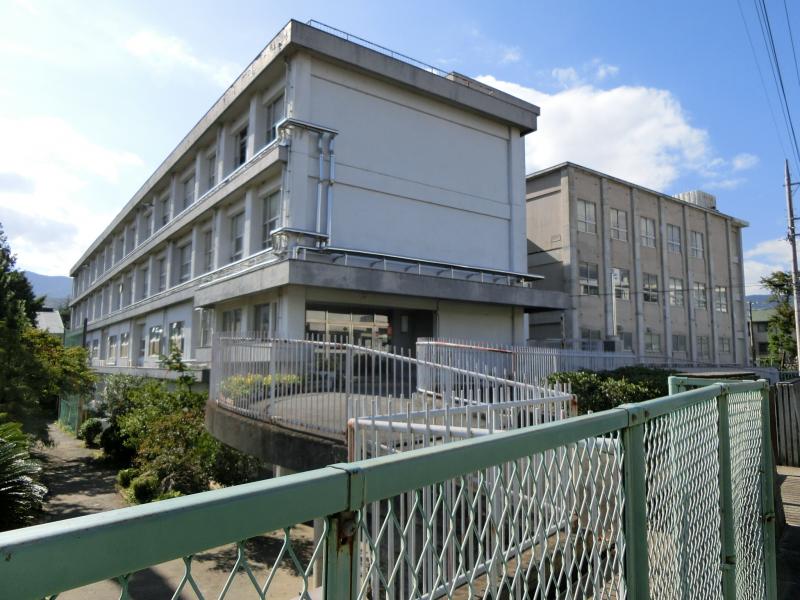 中学校　南足柄市立南足柄中学校（中学校）まで658m