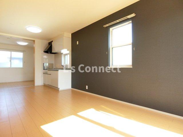 居室・リビング　角部屋で２面に窓があります。