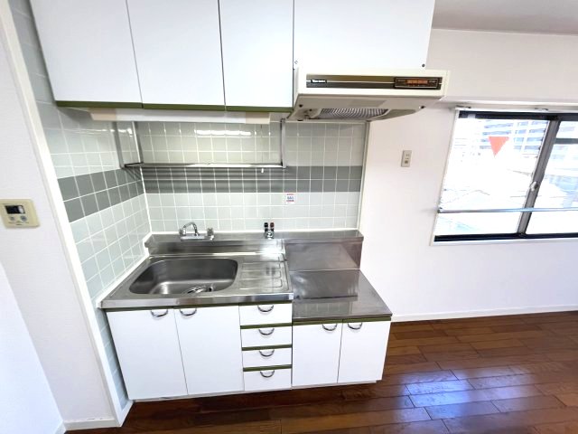 キッチン　イメージとして同建物他部屋を表示しています