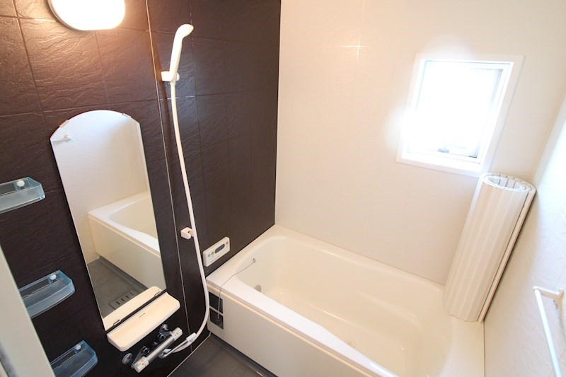 バス・シャワールーム　窓がついた明るいバスルーム