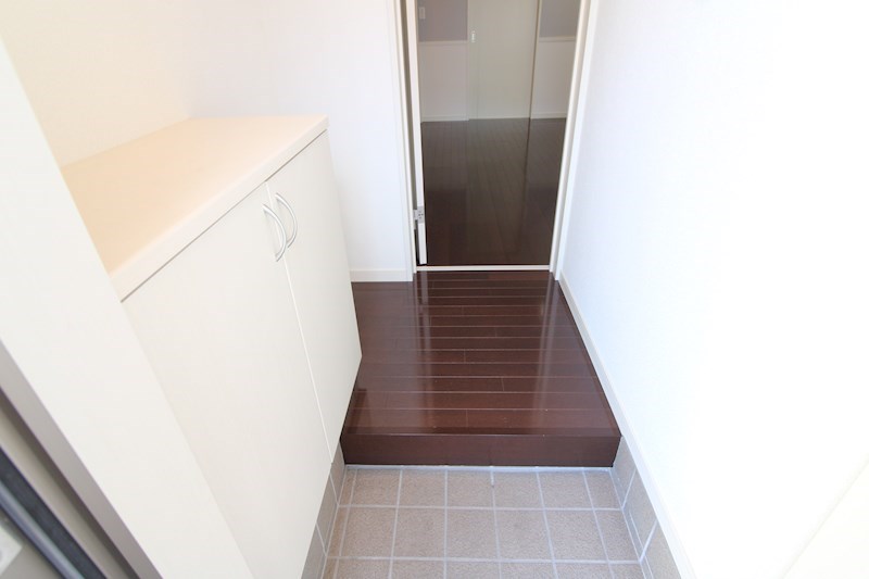 玄関　玄関にはシューズボックス付き