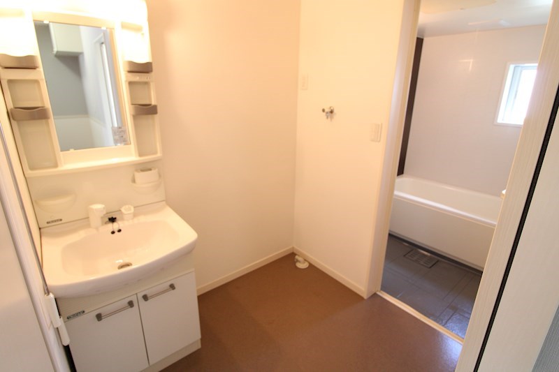 洗面設備　室内物干しバー付きの洗面脱衣場