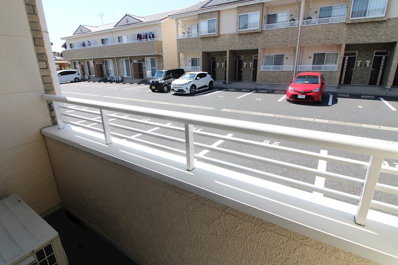 バルコニー　天気の良い日はバルコニーで物干しができます