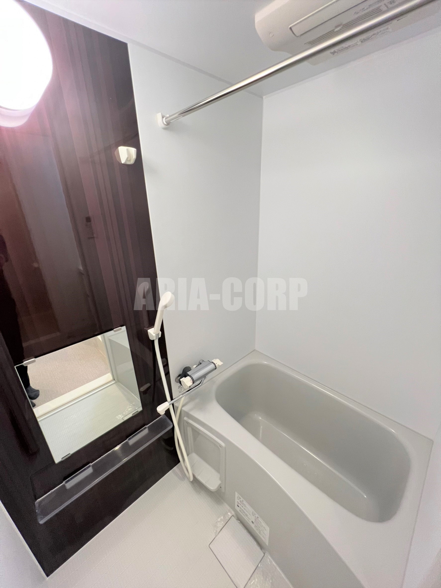 バス・シャワールーム　浴室乾燥機付き。カラーパネル採用でお洒落なバスルームです。