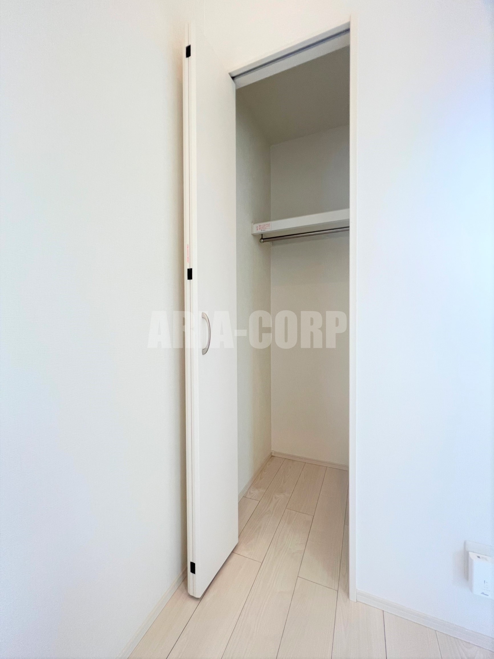 収納　クローゼット。上部には便利な棚がございます！