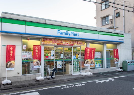 コンビニ　ファミリーマート学芸大学駅南店（コンビニ）まで121m