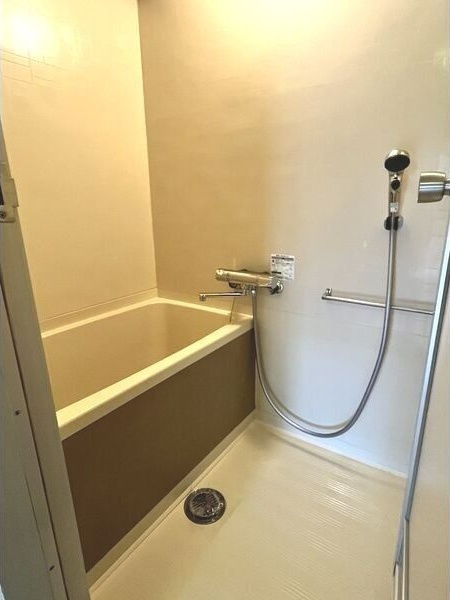 バス・シャワールーム　※写真は同じマンションの違う部屋のものになります。