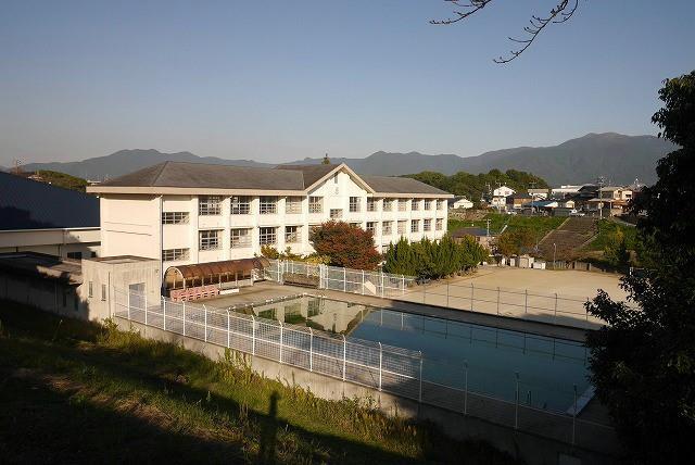 小学校　直方市立直方西小学校（小学校）まで820m