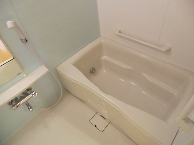 バス・シャワールーム　追焚機能付きセミオートバス・浴室乾燥機有