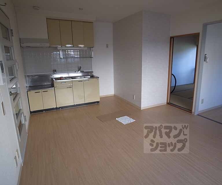 居室・リビング　改装が入り、室内は非常にきれいです。