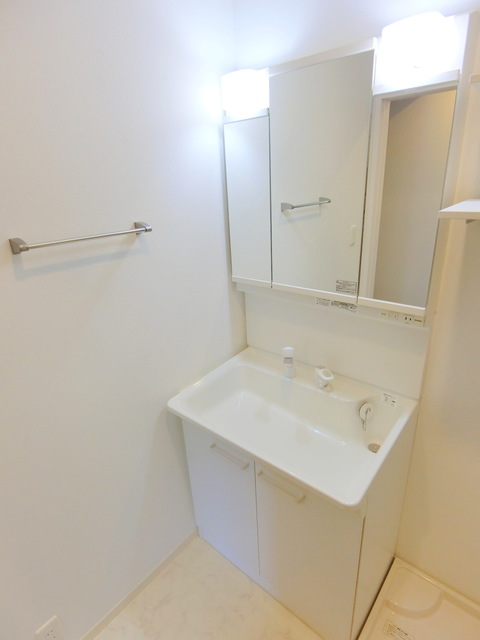 洗面設備　★三面鏡付きシャンプードレッサー洗面台です♪