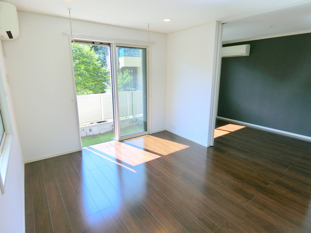 居室・リビング　★広々ＬＤＫ１０．１帖、南向きで陽当り良好です♪