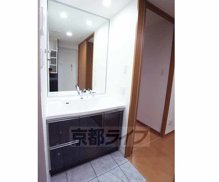 洗面設備　鏡も大きく、収納もありの綺麗な洗面台。