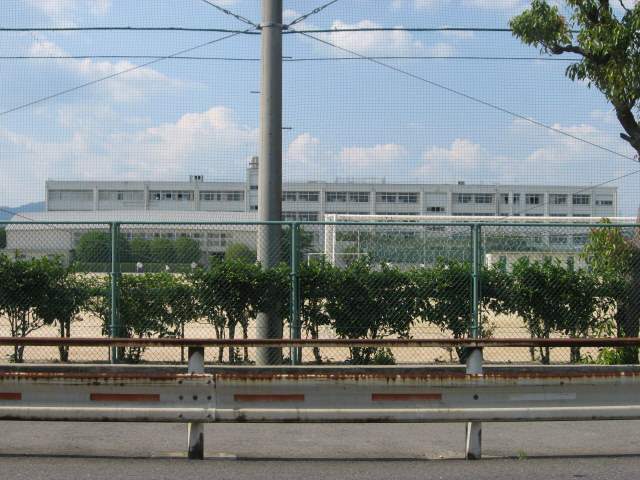 中学校　高槻市立第六中学校（中学校）まで561m