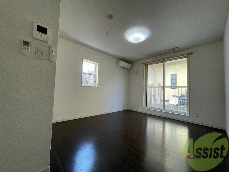 居室・リビング　８．１帖の洋室です。広々として、きれいですね。