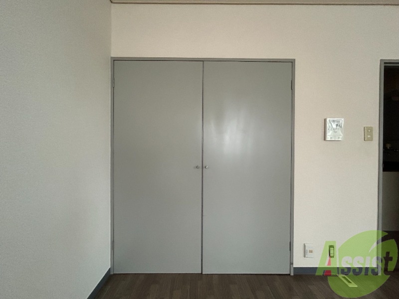 収納　洋室にあるクローゼットです。両開きになっています。