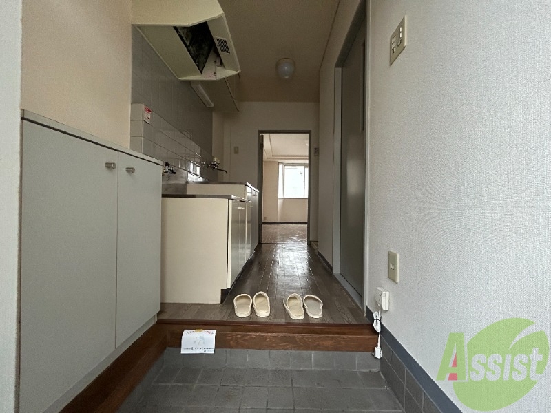 玄関　玄関から撮影しました。明るい印象ですね。