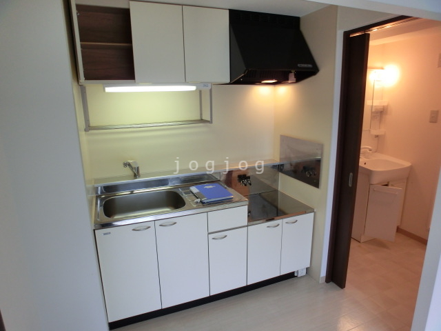 キッチン　シンク下と換気扇横に収納を完備しています。