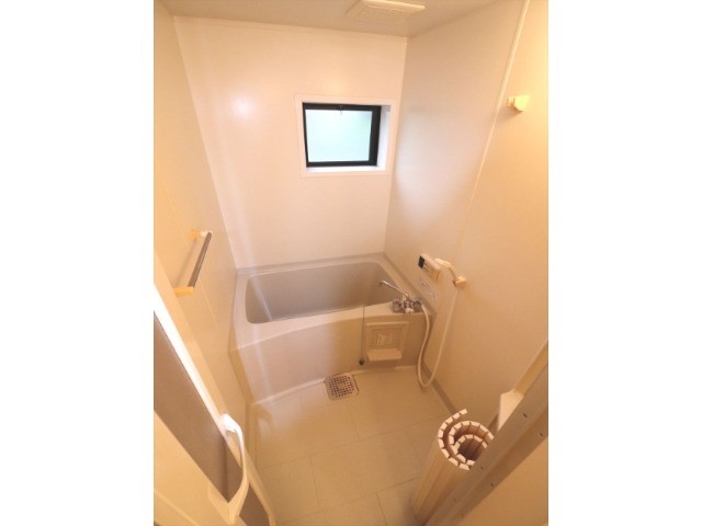 バス・シャワールーム　窓付きのバスルーム