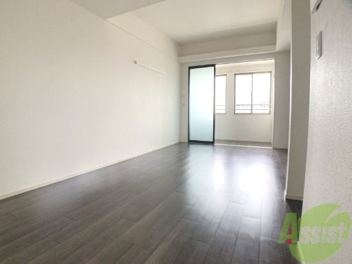 その他部屋・スペース　洋室は陽がよく差し明るく床もきれいな状態です。