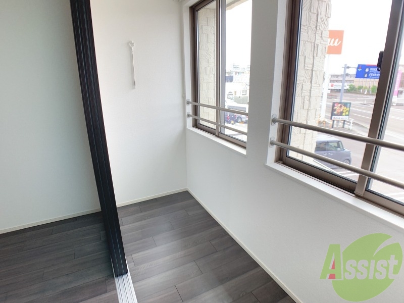 バルコニー　サンルームはよく陽が当たり気持ちが良いです。