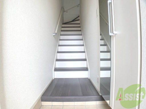 玄関　玄関の様子です。階段を上がるとリビングに繋がります。