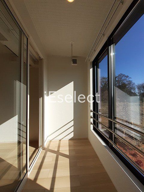 バルコニー　お天気を気にせずお洗濯のできるサンルームです♪