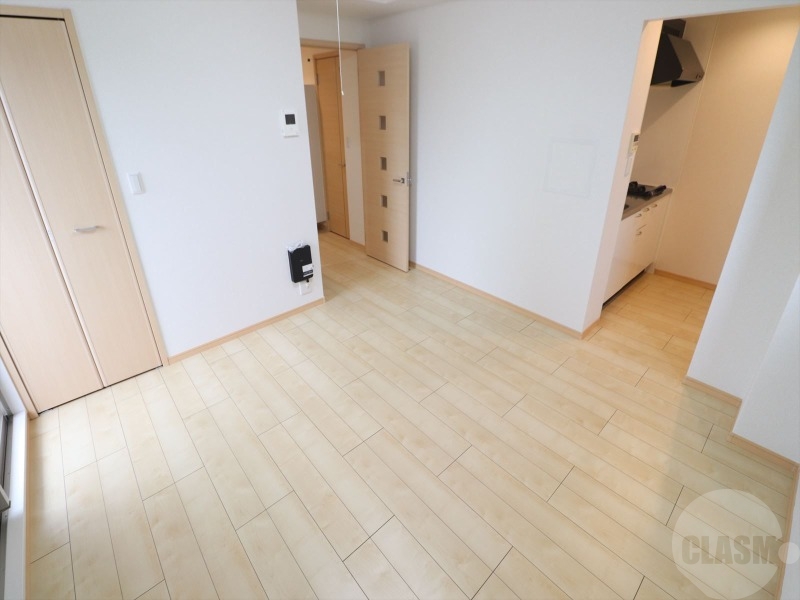 居室・リビング　８．４帖の洋室です