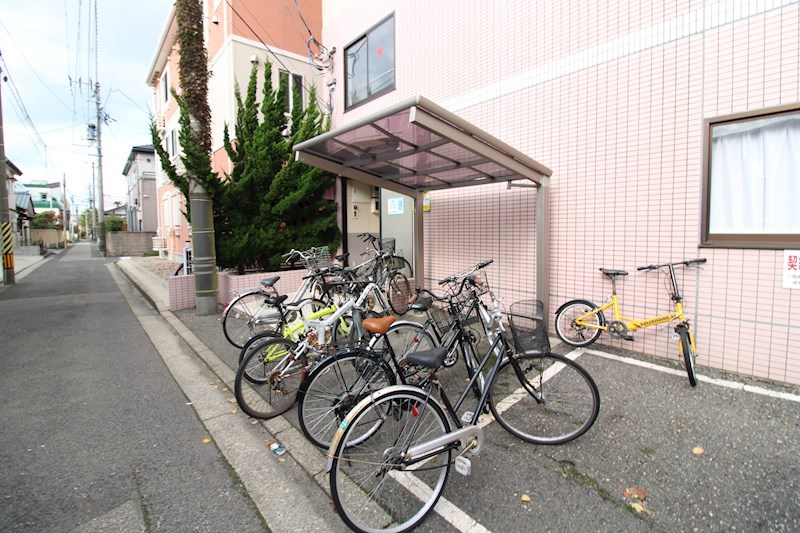 その他共有部分　屋根付き駐輪場あります