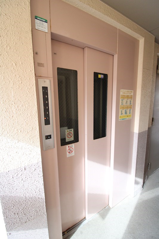 ロビー　5階建てなのでエレベーターもついています