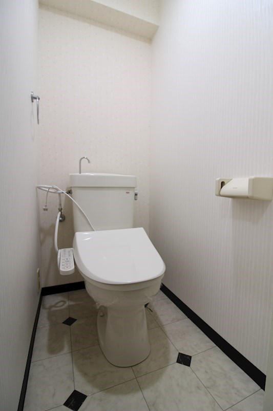 トイレ　温水洗浄便座はマストですね！