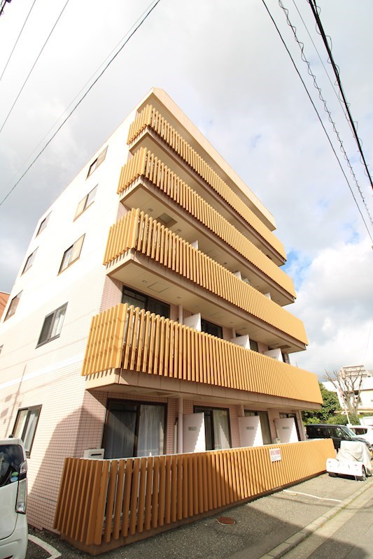 建物外観　築年数を感じさせない外観。コインパーキングもすぐ近く。新潟駅