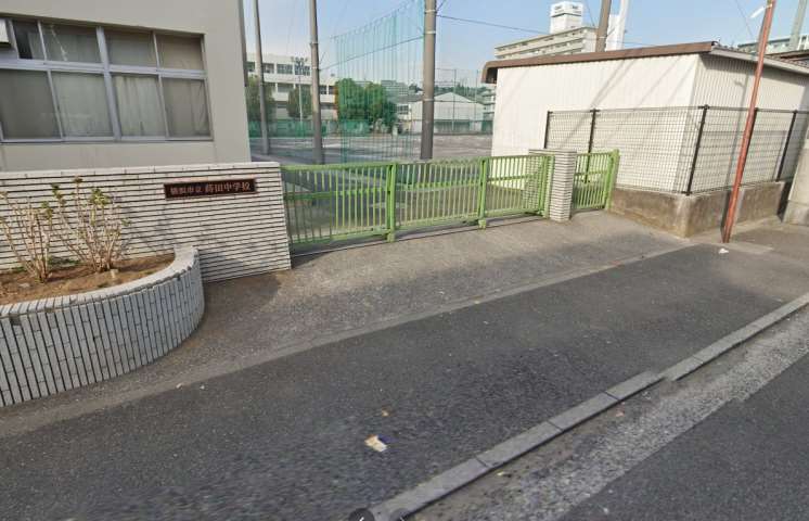 中学校　横浜市立蒔田中学校（中学校）まで592m