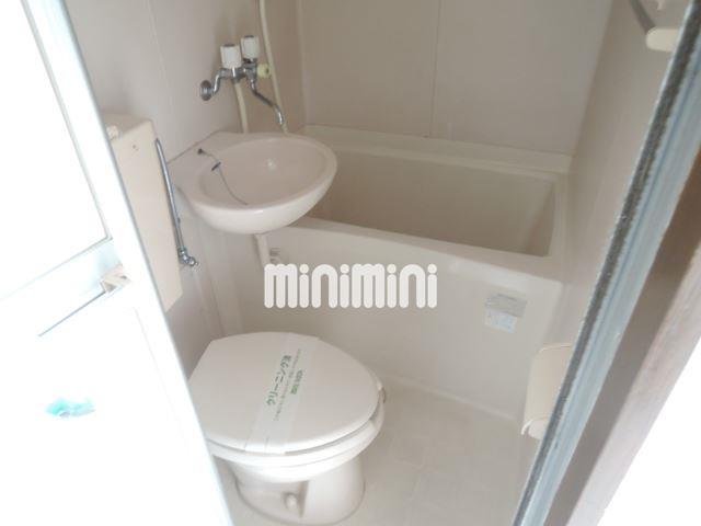 バス・シャワールーム　明るい色調のユニットバス。