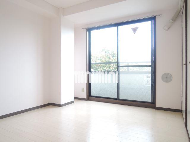 居室・リビング　窓から明るい陽が射し込みます。