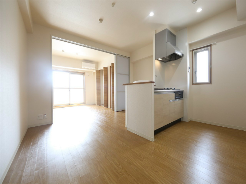 居室・リビング　ＬＤＫ10.5帖　洋室6帖　つなげても仕切っても使えます