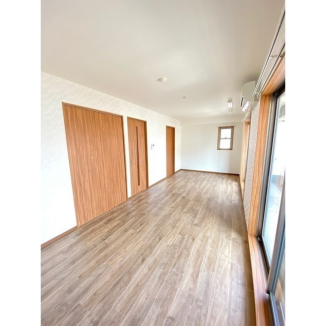 居室・リビング　明るいリビング☆床の木目もシックでオシャ