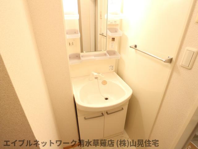 洗面設備　明るい洗面所です