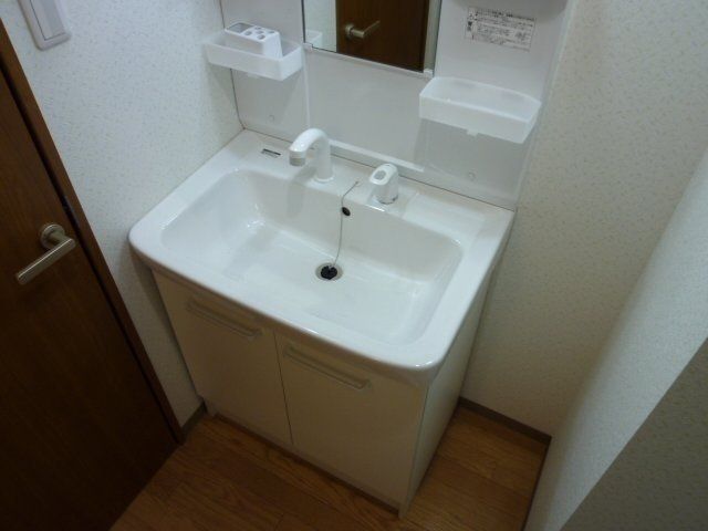 洗面設備　シャンプードレッサーの独立洗面台です。