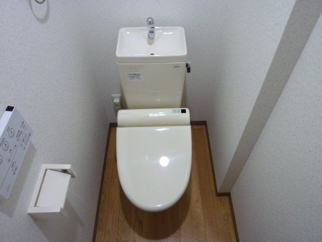トイレ　温水洗浄便座付のトイレです。