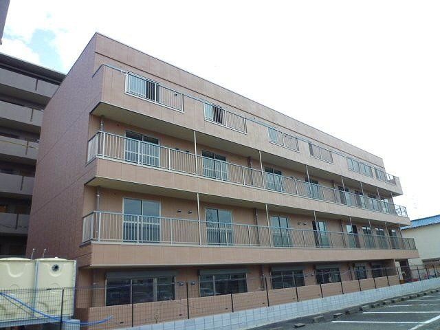 建物外観　4階建てのスマートな建物です。