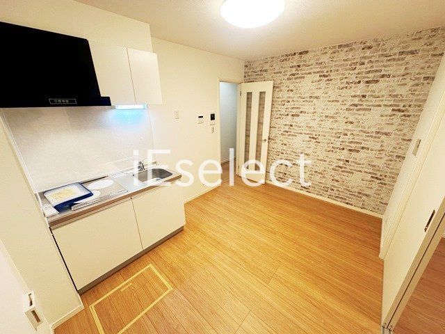 居室・リビング　お部屋に収納があるので広々使えますね