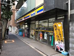 コンビニ　ミニストップ新宿大京町店（コンビニ）まで302m