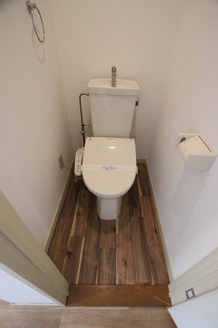 トイレ　同物件別号室の写真です。