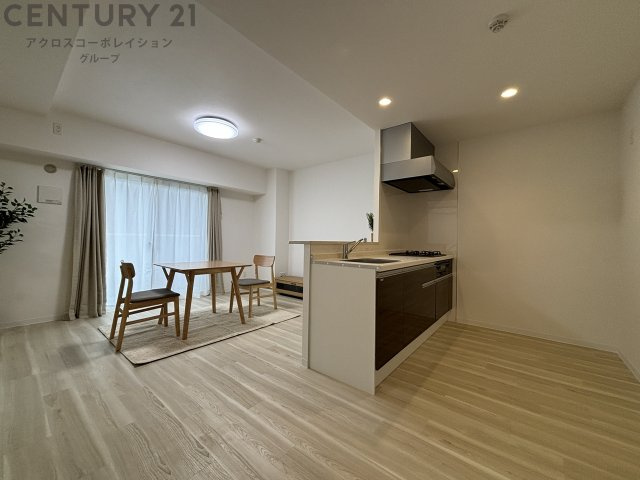 居室・リビング　西向きエアコン付きの14帖のリビングです♪