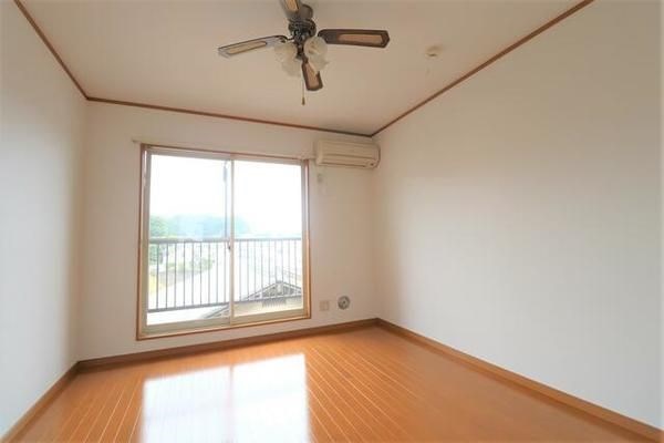 居室・リビング　エアコン完備で一年中快適にお過ごしいただけます。