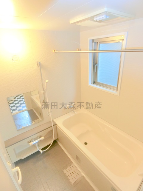 バス・シャワールーム　窓と浴室乾燥機能付きのお風呂