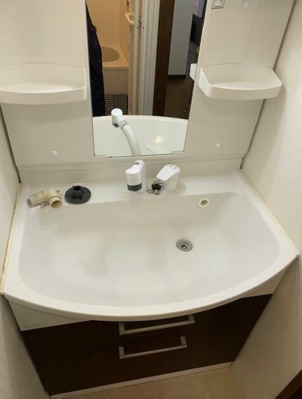 洗面設備　独立洗面台、朝の身支度には欠かせません