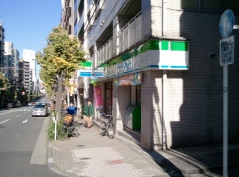 コンビニ　ファミリーマート新宿天神町店（コンビニ）まで133m